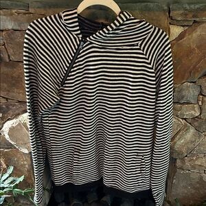 Striped Black and White Women’s Sweater Hoodie Size Large with 2 Front Pockets